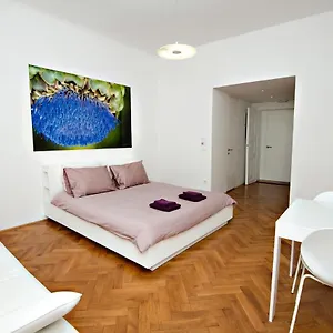 https://galeria-river.hotels-in-ljubljana.com